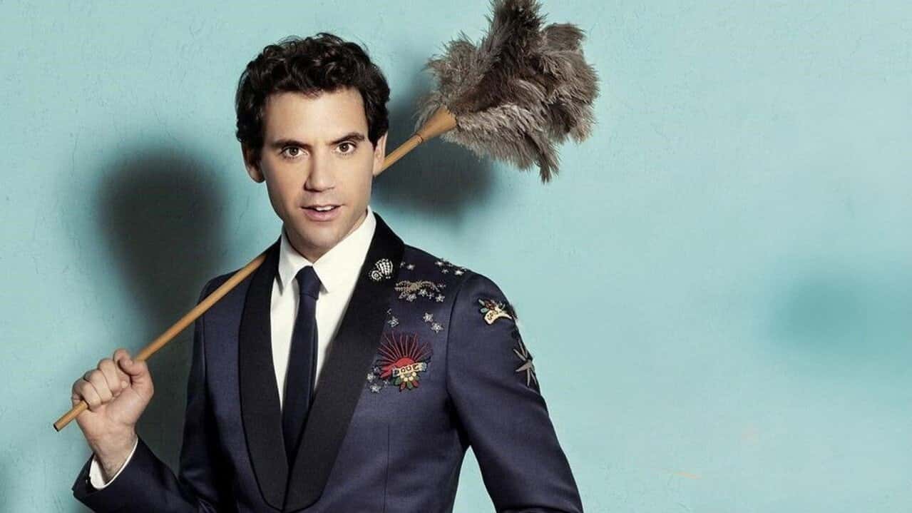 Stasera casa MIKA backdrop