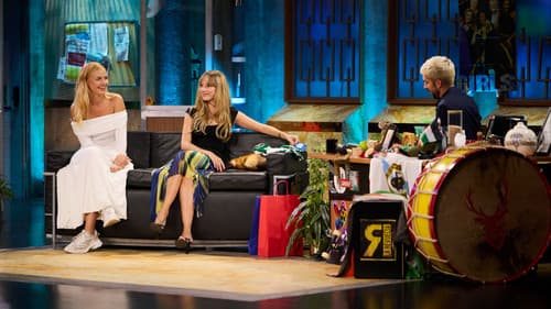 Ester Expósito, Mirela Balic y Loquillo still
